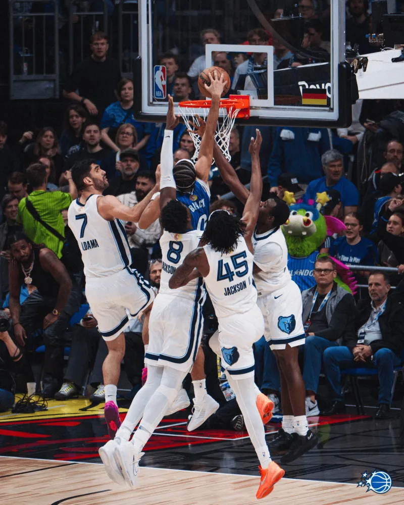 万军取首！魔术官媒晒布莱克隔扣照：安东尼-布莱克！